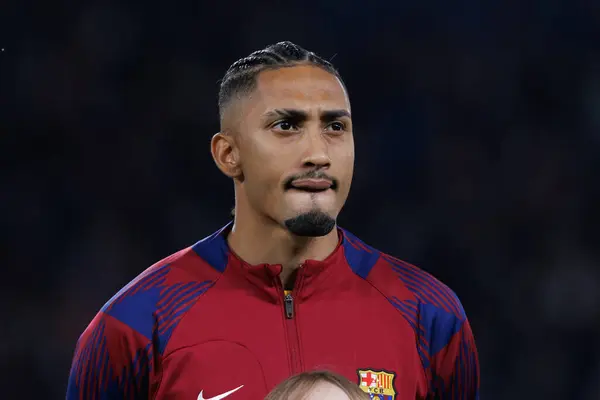 Paris Saint-Germain FC ve FC Barcelona arasındaki UEFA Şampiyonlar Ligi çeyrek finali sırasında Paris des Princes, Fransa 'da Raphinha (Maciej Rogowski))