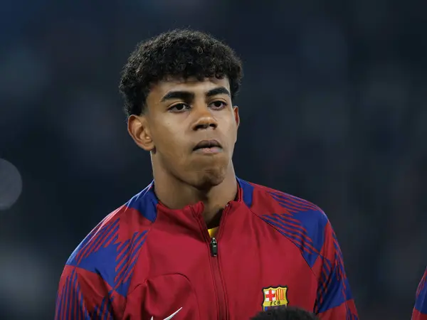 Lamine Yamal UEFA Şampiyonlar Ligi çeyrek finalinde Paris Saint-Germain FC ve FC Barcelona arasında Parc des Princes, Paris, Fransa 'da (Maciej Rogowski)