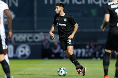 Portekiz 'deki Estadio Municipal de Famalicao, Vila Nova de Famalicao' da FC Famalicao ile Sporting CP arasında oynanan Liga Portekiz maçı sırasında Goncalo Inacio. (Maciej Rogowski)