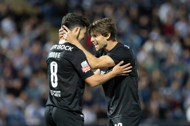 Pedro Goncalves, Daniel Braganca, Liga Portugal maçında Estadio Municipal de Famalicao, Vila Nova de Famalicao, Portekiz 'deki FC Famalicao ve Sporting CP arasında attığı golü kutlar. (Maciej Rogowski)