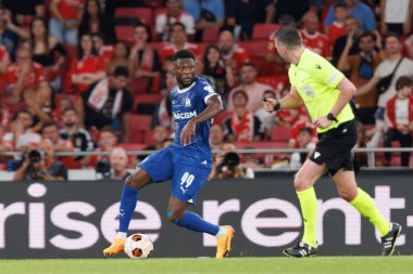 UEFA Avrupa Ligi maçında SL Benfica ve Olympique de Marseille arasında Estadio Da Luz, Lizbon, Portekiz 'de oynanan Chancel Mbemba maçı sırasında. (Maciej Rogowski)