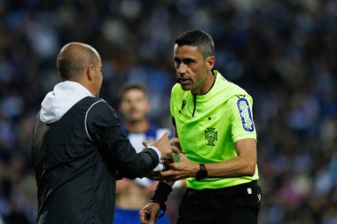 Portekiz 'deki Estadio do Dragao' da FC Porto ve Sporting CP arasında oynanan Liga Portekiz maçı sırasında Nuno Almeida (hakem). (Maciej Rogowski)