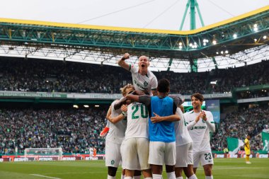 Sporcu Oyuncuları, Liga Portekiz 'deki Liga CP ve Portekiz' deki Estadio Jose Alvalade, Lizbon 'da SC arasında oynanan Liga maçında Francisco Trincao' nun attığı golün ardından bunu kutluyor. (Maciej Rogowski)