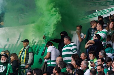 Portekiz 'deki Estadio Jose Alvalade, Lizbon' da Liga Portekiz maçı sırasında Sporting CP ve Portimonense SC arasında oynanan Sporting CP taraftarları. (Maciej Rogowski)