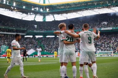 Paulinho, Portekiz 'in başkenti Lizbon' daki Estadio Jose Alvalade 'de oynanan Liga CP ve Portimonense SC maçlarında attığı golü kutlar. (Maciej Rogowski)