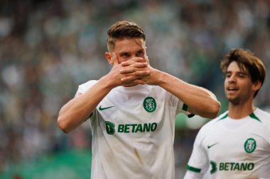 Viktor Gyokeres, Portekiz 'in Lizbon kenti Estadio Jose Alvalade' de oynanan Liga CP ve Portimonense SC maçlarında attığı golü kutluyor. (Maciej Rogowski)