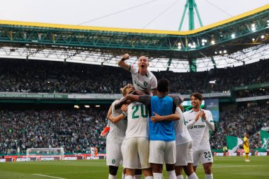 Sporcu Oyuncuları, Portekiz 'in Lizbon kenti Estadio Jose Alvalade' de oynanan Liga CP ve Portimonense SC maçlarında Trincao 'nun golünü kutladılar. (Maciej Rogowski)