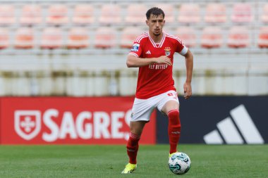 Adrian Bajrami, Liga Portekiz 2 maçında SL Benfica B ve Pacos De Ferreira arasında Benfica Campus, Seixal, Lizbon, Portekiz 'de oynandı. (Maciej Rogowski)