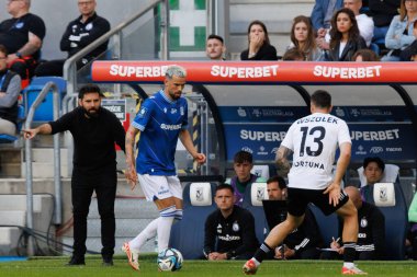 Kristoffer Velde, Pawel Wszolek PKO BP Ekstraklasa maçında Lech Poznan ve Legia Warszawa arasında Enea Stadyumu, Poznan, Polonya 'da oynanan maçta (Maciej Rogowski)