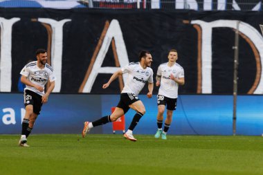 Yuri Ribeiro, Polonya 'nın Poznan kentindeki Enea Stadyumu' nda oynanan PKO BP Ekstraklasa maçında Lech Poznan ile Legia Warszawa arasında atılan golü kutluyor. (Maciej Rogowski))