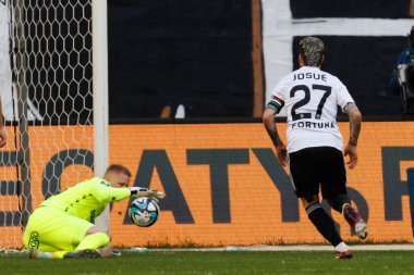 Bartosz Mrozek, Enea Stadyumu 'nda Lech Poznan ile Legia Warszawa arasında oynanan PKO BP Ekstraklasa maçı sırasında Josue Pesqueira' dan penaltı kurtardı (Maciej Rogowski))
