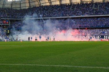 Taraftarlar, Polonya 'nın Poznan kentindeki Enea Stadyumu' nda oynanan PKO BP Ekstraklasa maçı sırasında Lech Poznan ile Legia Warszawa arasındaki fişeklerle yarıda kesiyor. (Maciej Rogowski)