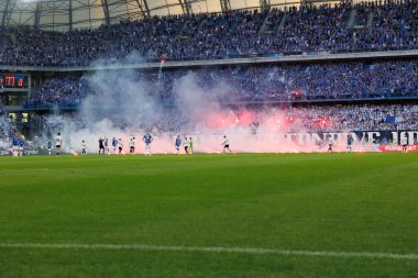 Taraftarlar, Polonya 'nın Poznan kentindeki Enea Stadyumu' nda oynanan PKO BP Ekstraklasa maçı sırasında Lech Poznan ile Legia Warszawa arasındaki fişeklerle yarıda kesiyor. (Maciej Rogowski)