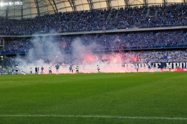 Taraftarlar, Polonya 'nın Poznan kentindeki Enea Stadyumu' nda oynanan PKO BP Ekstraklasa maçı sırasında Lech Poznan ile Legia Warszawa arasındaki fişeklerle yarıda kesiyor. (Maciej Rogowski)
