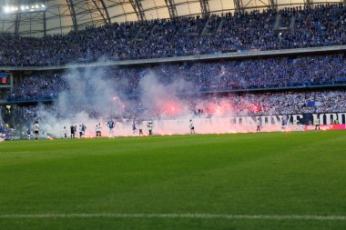 Taraftarlar, Polonya 'nın Poznan kentindeki Enea Stadyumu' nda oynanan PKO BP Ekstraklasa maçı sırasında Lech Poznan ile Legia Warszawa arasındaki fişeklerle yarıda kesiyor. (Maciej Rogowski)