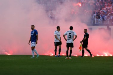 Taraftarlar, Polonya 'nın Poznan kentindeki Enea Stadyumu' nda oynanan PKO BP Ekstraklasa maçı sırasında Lech Poznan ile Legia Warszawa arasındaki fişeklerle yarıda kesiyor. (Maciej Rogowski)