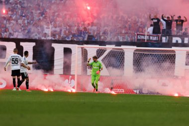 Taraftarlar, Polonya 'nın Poznan kentindeki Enea Stadyumu' nda oynanan PKO BP Ekstraklasa maçı sırasında Lech Poznan ile Legia Warszawa arasındaki fişeklerle yarıda kesiyor. (Maciej Rogowski)