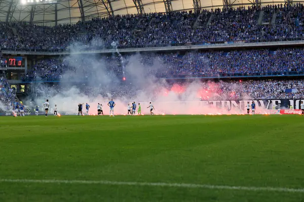 Taraftarlar, Polonya 'nın Poznan kentindeki Enea Stadyumu' nda oynanan PKO BP Ekstraklasa maçı sırasında Lech Poznan ile Legia Warszawa arasındaki fişeklerle yarıda kesiyor. (Maciej Rogowski)