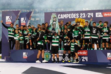 Spor Oyuncuları Liga Portekiz 'de Estadio Jose Alvalade, Lizbon, Portekiz' deki Sporting CP ve GD Chaves arasında oynanan maçta kupayı kazanmalarını kutluyorlar. (Maciej Rogowski)