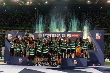 Spor Oyuncuları Liga Portekiz 'de Estadio Jose Alvalade, Lizbon, Portekiz' deki Sporting CP ve GD Chaves arasında oynanan maçta kupayı kazanmalarını kutluyorlar. (Maciej Rogowski)