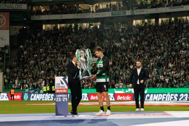 Pedro Proenca, Liga Portekiz maçı sırasında Estadio Jose Alvalade, Lizbon 'daki GD Chaves ve Sporting CP arasındaki maçta Sebastian Coates. (Maciej Rogowski)