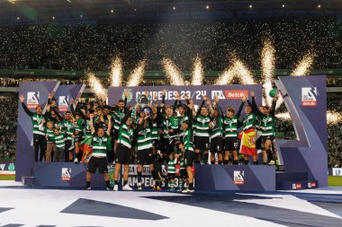 Spor Oyuncuları Liga Portekiz 'de Estadio Jose Alvalade, Lizbon, Portekiz' deki Sporting CP ve GD Chaves arasında oynanan maçta kupayı kazanmalarını kutluyorlar. (Maciej Rogowski)