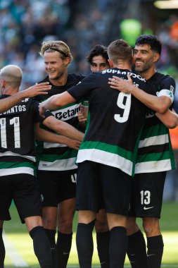 Viktor Gyokeres, Portekiz 'in Lizbon şehrindeki Estadio Jose Alvalade' de oynanan Liga CP ve GD Chaves maçlarında attığı golü kutluyor. (Maciej Rogowski)