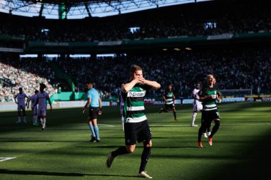 Viktor Gyokeres, Portekiz 'in Lizbon şehrindeki Estadio Jose Alvalade' de oynanan Liga CP ve GD Chaves maçlarında attığı golü kutluyor. (Maciej Rogowski)