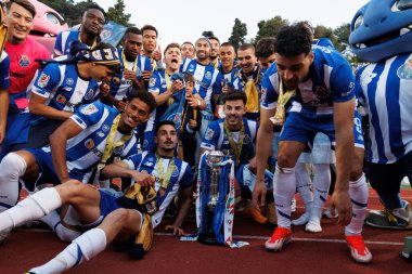 Portekiz 'in Lizbon şehrinde Estadio Nacional Jamor' da FC Porto ile Sporting CP (2: 1) arasında oynanan Taca de Portugal 2024 final maçını kazandıktan sonra, Porto oyuncuları ve çalışanları bunu kutluyor. (Maciej Rogowski)