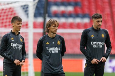 Arda Güler, Luka Modric, Fede Valverde UEFA Şampiyonlar Ligi 2024 final maçı öncesinde Borussia Dortmund ve Real Madrid arasında Wembley Stadyumu, Londra, Birleşik Krallık 'ta oynanan antrenman sırasında (Maciej Rogowski))