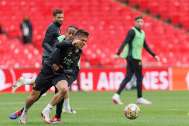 Ederson Militao, Arda Güler UEFA Şampiyonlar Ligi 2024 final maçından önce Wembley Stadyumu, Londra, İngiltere 'de Borussia Dortmund ve Real Madrid arasında yapılan resmi antrenman sırasında (Maciej Rogowski)