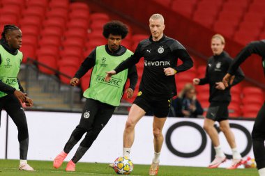 Karim Adeyemi, Marco Reus UEFA Şampiyonlar Ligi 2024 final maçı öncesinde Wembley Stadyumu 'nda Borussia Dortmund ve Real Madrid arasında yapılan resmi antrenman sırasında (Maciej Rogowski))