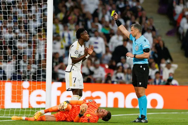 Gregor Kobel, Vinicius Junior, Slav Vinciç, Borussia Dortmund ile Real Madrid arasında oynanan 2024 Şampiyonlar Ligi final maçında Wembley Stadyumu, Londra, İngiltere (Maciej Rogowski))