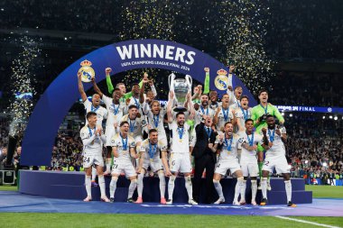 Real Madrid takımı, İngiltere 'nin Wembley Stadyumu' nda Borussia Dortmund ve Real Madrid arasında oynanan 2024 Şampiyonlar Ligi final maçında kutlama yapar (Maciej Rogowski)