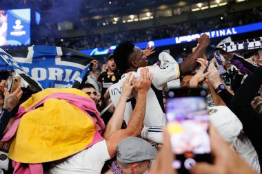 Vinicius Junior, İngiltere 'nin Wembley Stadyumu' nda Borussia Dortmund ile Real Madrid arasında oynanan 2024 Şampiyonlar Ligi final maçında taraftarlarıyla kutlama yapar (Maciej Rogowski)