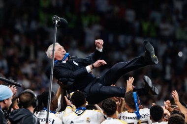 Carlo Ancelotti, İngiltere 'nin Wembley Stadyumu' nda Borussia Dortmund ve Real Madrid arasında oynanan 2024 Şampiyonlar Ligi final maçında takım olarak kutlar (Maciej Rogowski)