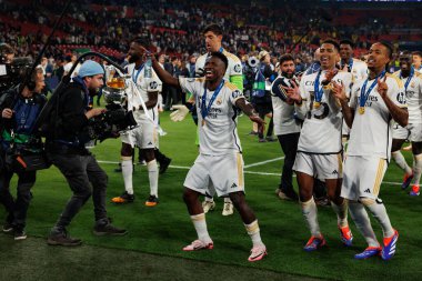 Real Madrid oyuncuları, Borussia Dortmund ve Real Madrid (Maciej Rogowski) arasında oynanan 2024 Şampiyonlar Ligi final maçını kutluyorlar.)