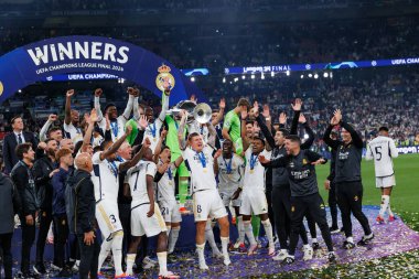 Real Madrid oyuncuları, Borussia Dortmund ve Real Madrid (Maciej Rogowski) arasında oynanan 2024 Şampiyonlar Ligi final maçını kutluyorlar.)