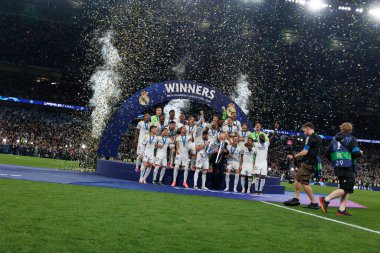 Real Madrid oyuncuları, Borussia Dortmund ve Real Madrid (Maciej Rogowski) arasında oynanan 2024 Şampiyonlar Ligi final maçını kutluyorlar.)