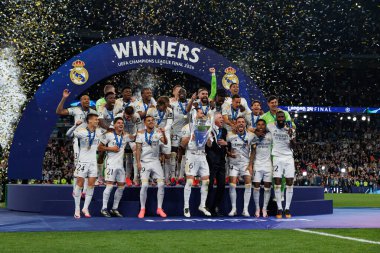 Real Madrid oyuncuları, Borussia Dortmund ve Real Madrid (Maciej Rogowski) arasında oynanan 2024 Şampiyonlar Ligi final maçını kutluyorlar.)