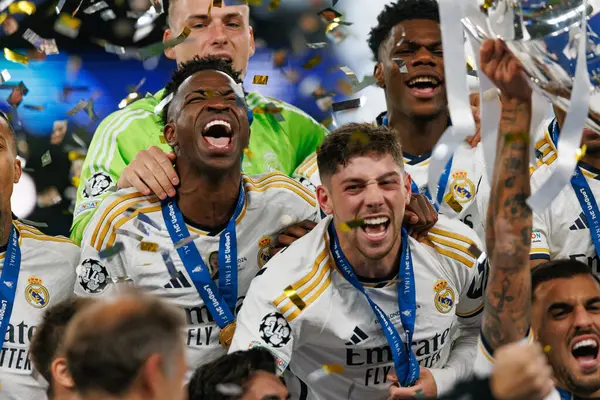 Real Madrid oyuncuları, Borussia Dortmund ve Real Madrid (Maciej Rogowski) arasında oynanan 2024 Şampiyonlar Ligi final maçını kutluyorlar.)