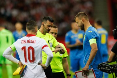 Polonya ve Ukrayna milli takımları arasındaki PGE Narodowy, Varşova, Polonya (Maciej Rogowski) maçında Piotr Zielinski, Andriy Yarmolenko)