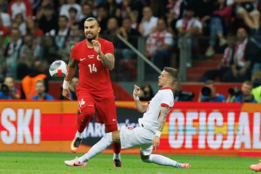 Polonya ve Türkiye milli takımları arasında PGE Narodowy, Varşova, Polonya 'da oynanan dostluk maçı sırasında Abdulkerim Bardakci ve Sebastian Szymanski (Maciej Rogowski)