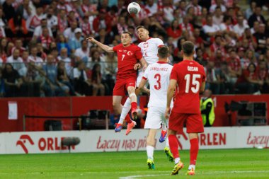 Polonya ve Türkiye milli takımları arasında PGE Narodowy, Varşova, Polonya 'da oynanan dostluk maçı sırasında Kerem Akturkoglu ve Jan Bednarek (Maciej Rogowski))