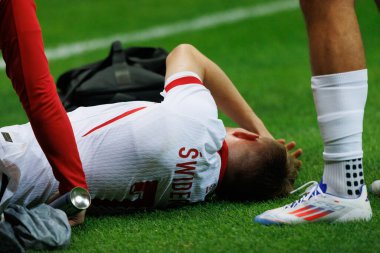 Polonya ve Türkiye milli takımları arasında oynanan PGE Narodowy, Varşova, Polonya (Maciej Rogowski) maçında attığı golle Karol Swiderski sakatlandı.)
