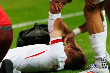 Polonya ve Türkiye milli takımları arasında oynanan PGE Narodowy, Varşova, Polonya (Maciej Rogowski) maçında attığı golle Karol Swiderski sakatlandı.)