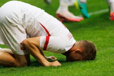 Polonya ve Türkiye milli takımları arasında oynanan PGE Narodowy, Varşova, Polonya (Maciej Rogowski) maçında attığı golle Karol Swiderski sakatlandı.)