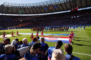 Her iki takım da UEFA Euro 2024 maçında İspanya ve Hırvatistan milli takımları arasında Olympiastadion, Berlin, Almanya (Maciej Rogowski))