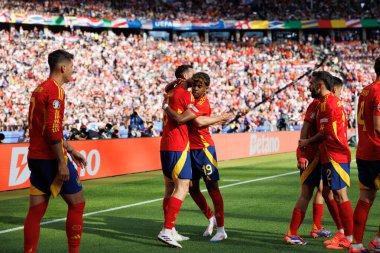 İspanya 'nın oyuncuları, İspanya ve Hırvatistan milli takımları arasında Olympiastadion, Berlin, Almanya' da oynanan 2024 UEFA Euro 2024 maçında Fabian Ruiz 'in attığı gol üzerine kutlama yaptılar (Maciej Rogowski))