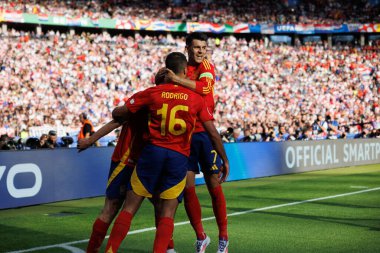 İspanya 'nın oyuncuları, İspanya ve Hırvatistan milli takımları arasında Olympiastadion, Berlin, Almanya' da oynanan 2024 UEFA Euro 2024 maçında Fabian Ruiz 'in attığı gol üzerine kutlama yaptılar (Maciej Rogowski))